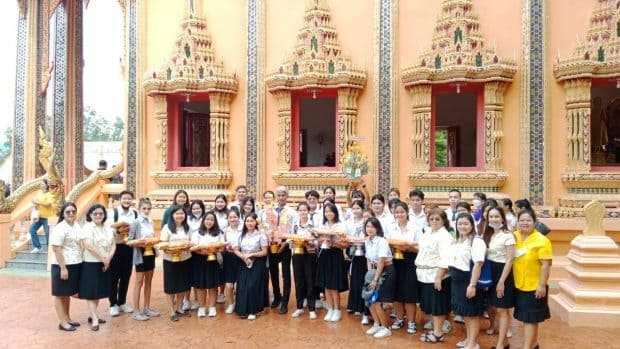 ร่วมทำบุญทอดกฐิน