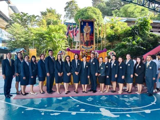พิธีถวายเครื่องราชสักการะ พร้อมวางพานพุ่มหน้าพระบรมฉายาลักษณ์